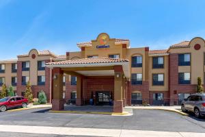 ein Hotelgebäude mit einem Auto auf einem Parkplatz in der Unterkunft Comfort Suites Lakewood - Denver in Lakewood