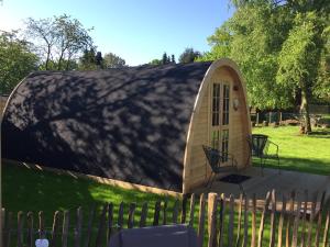 ein kleines Haus mit schwarzem Schiebedach in der Unterkunft Het Koningshofje in Neerpelt