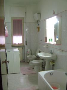 e bagno con lavandino, servizi igienici e vasca. di Casa Nazzaro a Benevento