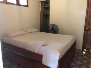 1 dormitorio con 1 cama con sábanas blancas en Casa PALUM Prívate Room Prívate bathroom, en Palomino