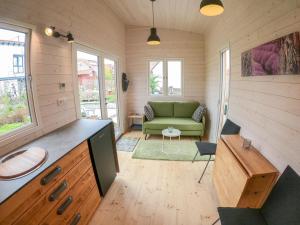 Gästehaus 26/2 في باد أوراش: غرفة معيشة مع أريكة خضراء وطاولة
