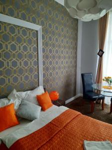 1 dormitorio con 1 cama, 1 silla y 1 mesa en Sleep Well, en Poznan