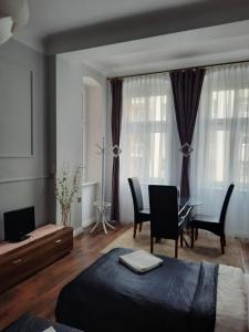 1 dormitorio con 1 cama, mesa y sillas en Sleep Well, en Poznan