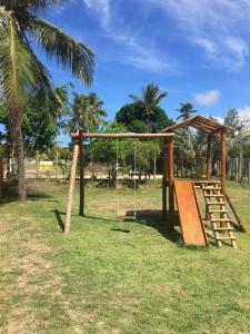 un parque infantil con rampa y columpio en Casa duplex de temporada em Imbassai en Imbassai