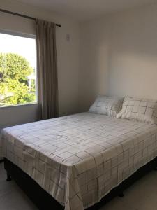 uma cama grande num quarto com uma janela em Casa duplex de temporada em Imbassai em Imbassaí