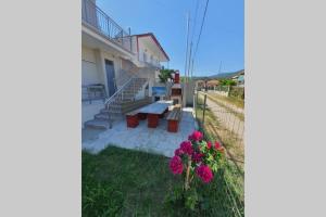 stół piknikowy na dziedzińcu domu z kwiatami w obiekcie Villa Fer Forze you have the feeling of your own holiday home w mieście Asprovalta