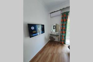Telewizja i/lub zestaw kina domowego w obiekcie Villa Fer Forze you have the feeling of your own holiday home