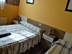 Łóżko lub łóżka w pokoju w obiekcie Hostal Camino Del Cid