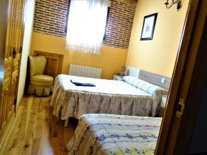 Łóżko lub łóżka w pokoju w obiekcie Hostal Camino Del Cid