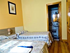 Łóżko lub łóżka w pokoju w obiekcie Hostal Camino Del Cid