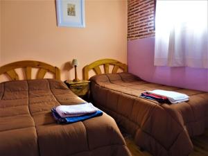 Łóżko lub łóżka w pokoju w obiekcie Hostal Camino Del Cid