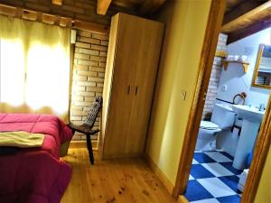 Pokój z łóżkiem i łazienką z toaletą w obiekcie Hostal Camino Del Cid w mieście Huerta del Rey