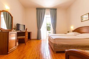 Ένα ή περισσότερα κρεβάτια σε δωμάτιο στο Hotel Marko
