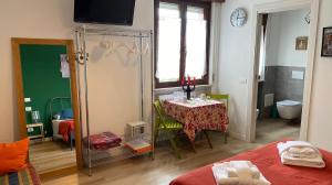 ein Zimmer mit einem Tisch und ein Zimmer mit einem Schlafzimmer in der Unterkunft Il Gatto e il Cocker in Verona