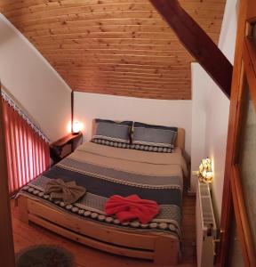 - une chambre mansardée avec un grand lit dans l'établissement Home Away From Home, à Gura Rîului