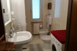 bagno con lavandino e servizi igienici di Appartamento tra mare e centro paese a Vieste