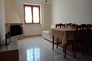 a living room with a table and a fireplace at Appartamento tra mare e centro paese in Vieste