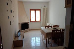 Televízia a/alebo spoločenská miestnosť v ubytovaní Appartamento tra mare e centro paese