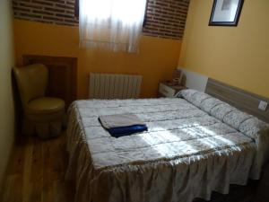 Łóżko lub łóżka w pokoju w obiekcie Hostal Camino Del Cid