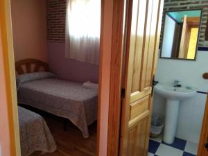 Łóżko lub łóżka w pokoju w obiekcie Hostal Camino Del Cid