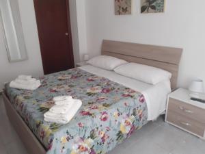 a bedroom with a bed with towels on it at B&B FRANCESCA in Santa Maria di Castellabate