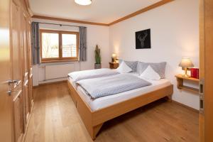 Postel nebo postele na pokoji v ubytování "Ferienwohnung Anna" - Annehmlichkeiten von 4-Sterne Familien-und Wellnesshotel Viktoria können mitgenutzt werden + 21 fotografií