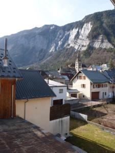 une ville avec des maisons et une montagne en arrière-plan dans l'établissement Appartement Opale Bourg d'Oisans, au Bourg-dʼOisans