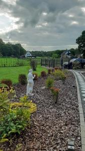 eine Statue einer Frau, die in einem Garten steht in der Unterkunft Ferienhaus/Ferienwohnung Fam. Manthey in Harrendorf