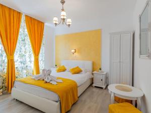 Ένα ή περισσότερα κρεβάτια σε δωμάτιο στο Pensiunea Casuta cu Trandafiri 2