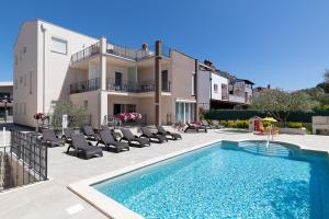 Bazén v ubytování Apartments Villa Nina nebo v jeho okolí