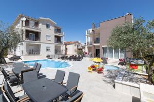 Bazén v ubytovaní Apartments Villa Nina alebo v jeho blízkosti