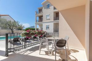 Bazén v ubytování Apartments Villa Nina nebo v jeho okolí
