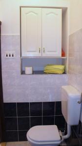 bagno con servizi igienici bianchi e armadietto. di Iva new room with private bathroom a Zara (Zadar)