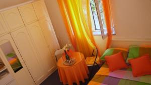 kolorowy pokój z łóżkiem i oknem w obiekcie Iva new room with private bathroom w mieście Zadar