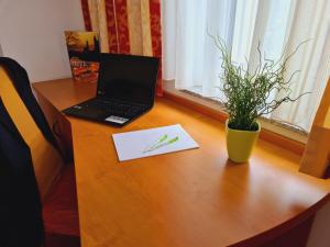 A television and/or entertainment centre at Hotel Wirt im Feld