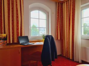 A television and/or entertainment centre at Hotel Wirt im Feld