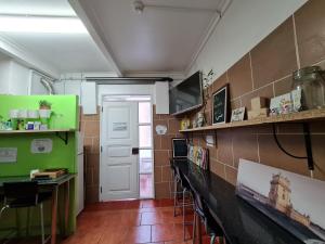 A kitchen or kitchenette at Shangri-La Hostel Anjos