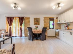 cocina con mesa y sillas en una habitación en Casuta cu Trandafiri, en Slănic