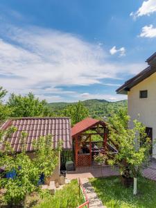 a view of a house and a gazebo at Casuta cu Trandafiri in Slănic