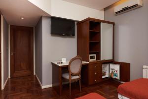 Televisyen dan/atau pusat hiburan di Altos de Guemes Hotel