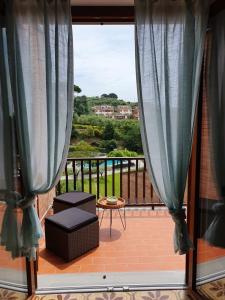 een balkon met blauwe gordijnen bij La casa del pittore Ezio house in Lerici