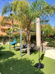 Vonkajšia záhrada v ubytovaní BAJO en PRIMERA LÍNEA de VERA-PLAYA con piscina privada!