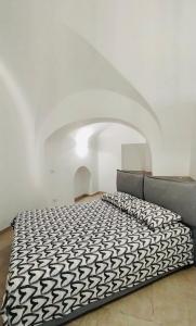 um quarto com uma cama num quarto branco em Fico d’India apartments em Monte SantʼAngelo