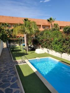 Bazén v ubytovaní BAJO en PRIMERA LÍNEA de VERA-PLAYA con piscina privada! alebo v jeho blízkosti