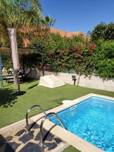Bazén v ubytovaní BAJO en PRIMERA LÍNEA de VERA-PLAYA con piscina privada! alebo v jeho blízkosti