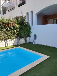 Bazén v ubytovaní BAJO en PRIMERA LÍNEA de VERA-PLAYA con piscina privada! alebo v jeho blízkosti