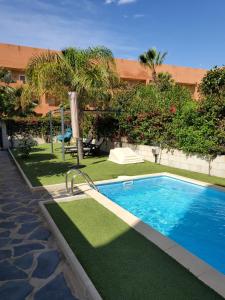 Bazén v ubytovaní BAJO en PRIMERA LÍNEA de VERA-PLAYA con piscina privada! alebo v jeho blízkosti