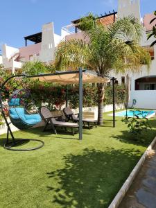Bazén v ubytovaní BAJO en PRIMERA LÍNEA de VERA-PLAYA con piscina privada! alebo v jeho blízkosti