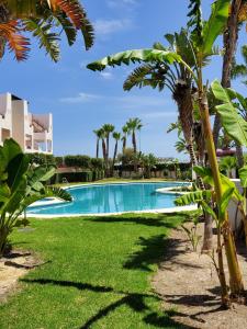 Bazén v ubytovaní BAJO en PRIMERA LÍNEA de VERA-PLAYA con piscina privada! alebo v jeho blízkosti