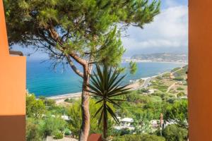 widok na drzewo i ocean w obiekcie West Sardinia - Bosa w mieście Magomadas